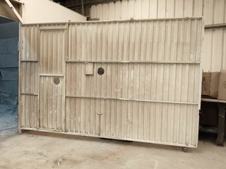 Puerta metálica industrial