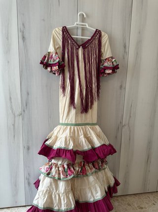 Traje de flamenca niña beige y buganvilla.
