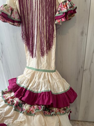 Traje de flamenca niña beige y buganvilla.