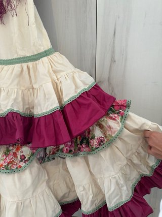 Traje de flamenca niña beige y buganvilla.