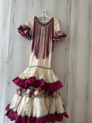 Traje de flamenca niña beige y buganvilla.