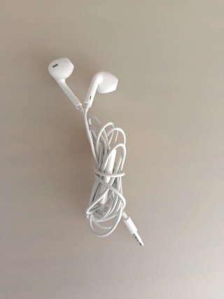 Auriculares blancos con cable