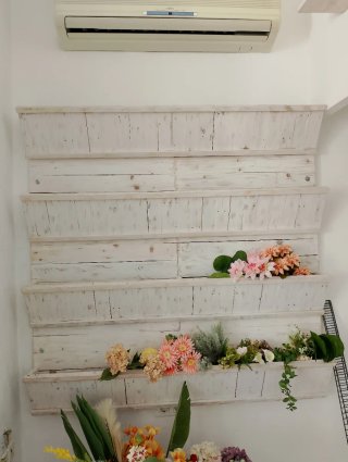Mueble de madera para colgar flores