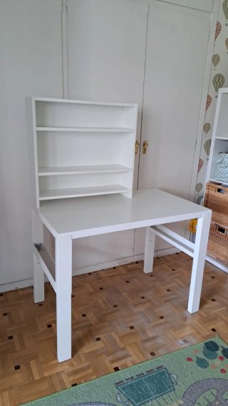 Escritorio blanco con estantería