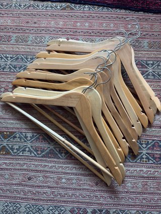 12 Perchas de Madera con Barra