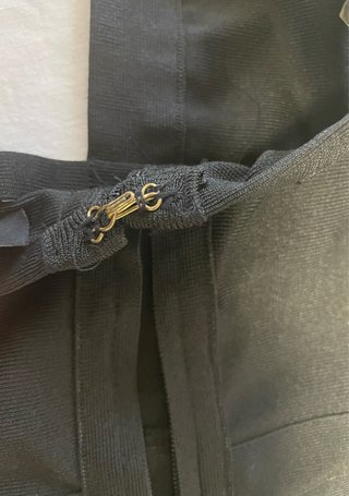 Vestido negro con hebillas doradas