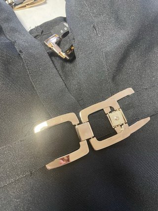 Vestido negro con hebillas doradas