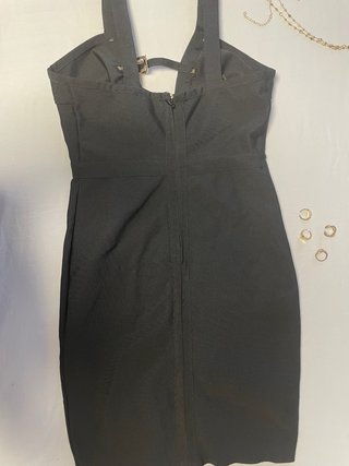 Vestido negro con hebillas doradas