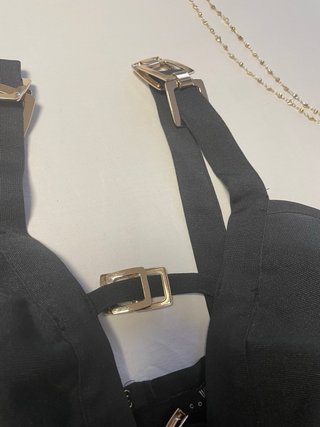 Vestido negro con hebillas doradas