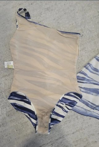 SUPER SEXY Bañador y pareo Gottex azul y blanco