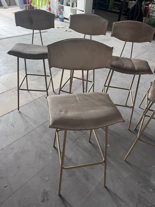 Taburetes Beige y Dorado