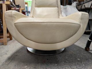 Butaca giratoria de piel beige