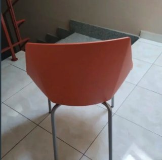 Silla escritorio naranja de plástico y metal