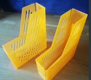 Silla escritorio naranja de plástico y metal