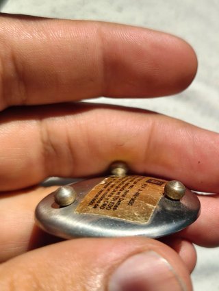 Moneda antigua con diseño geométrico