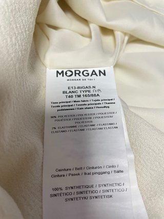 Vestido Morgan blanco con tachuelas doradas