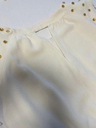 Vestido Morgan blanco con tachuelas doradas