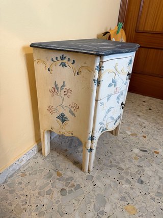 Mesita de noche pintada a mano