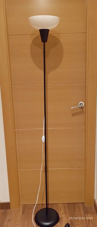 Lámpara de pie salón negra y blanca
