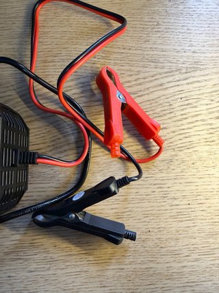 Cargador batería coche 12V 6A con pantalla LED