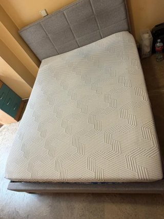 Cama y colchón casi nuevos (6 meses)