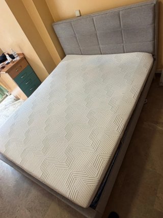 Cama y colchón casi nuevos (6 meses)