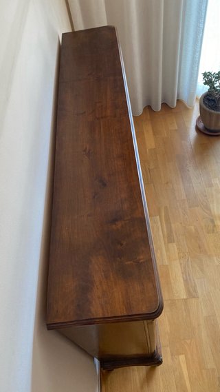 Vitrina de madera con puertas de cristal