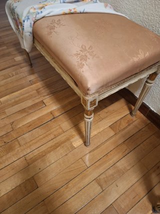 Mesa auxiliar mármol y metal dorado