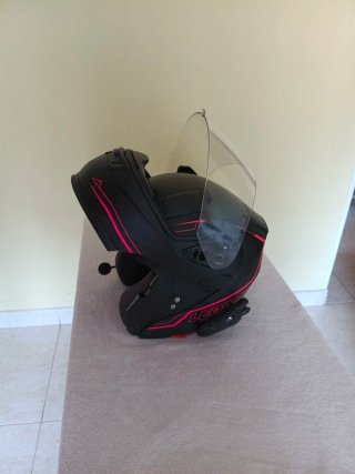 Casco de moto negro con detalles fucsia