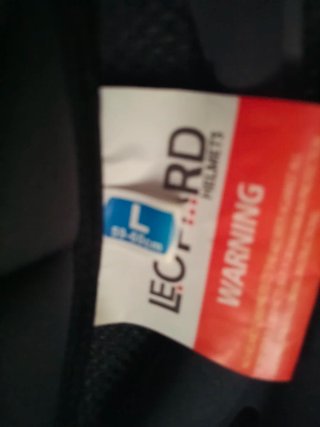 Casco de moto negro con detalles fucsia