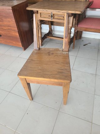 Silla de madera marrón (5)