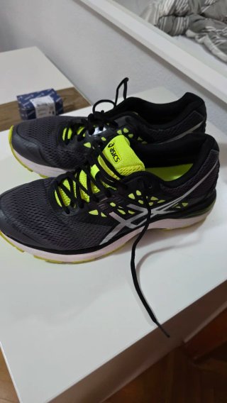 Zapatillas Asics Negras y Amarillas