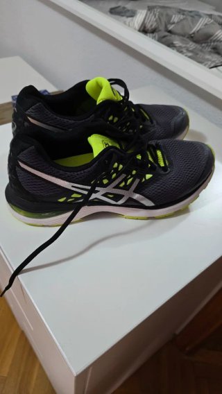 Zapatillas Asics Negras y Amarillas