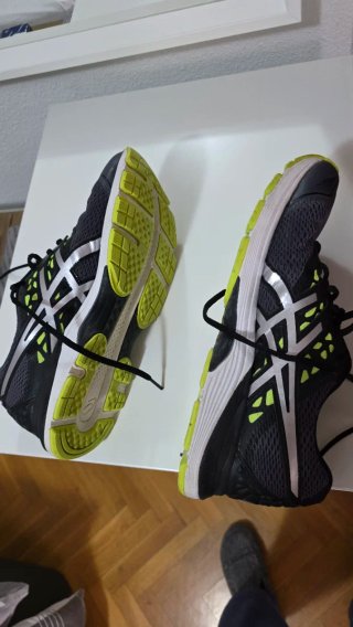 Zapatillas Asics Negras y Amarillas