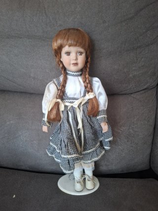 Muñeca de porcelana con vestido