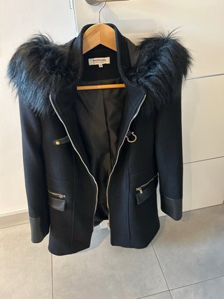 Abrigo Negro con Capucha y Piel Sintética