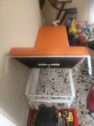 Lettino per terapie arancione