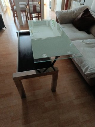 Mesa de comedor de cristal y metal