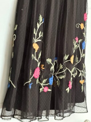 Falda midi negra bordada floral