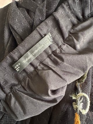 Falda midi negra bordada floral