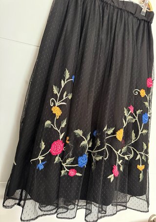 Falda midi negra bordada floral