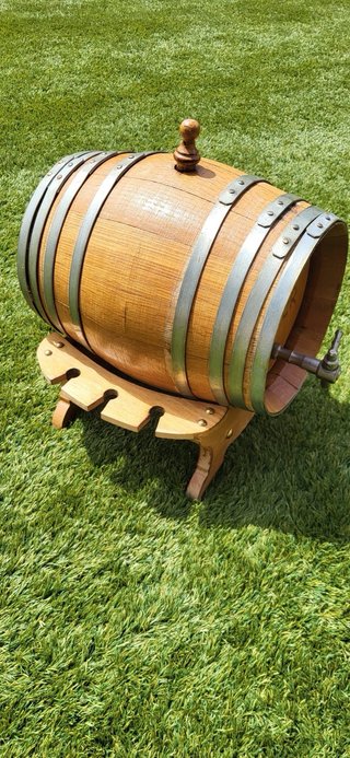 Barril de vino de madera con grifo