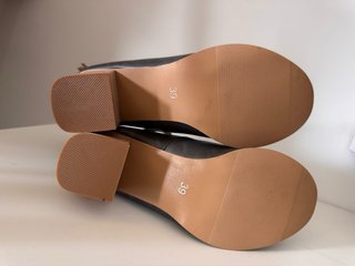 Zapatos de tacón con tiras