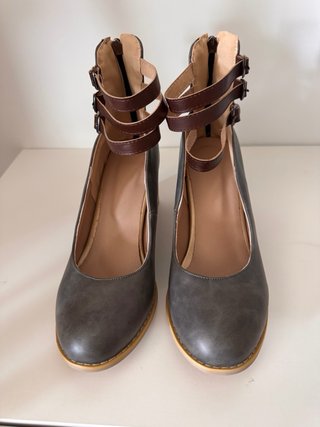 Zapatos de tacón con tiras