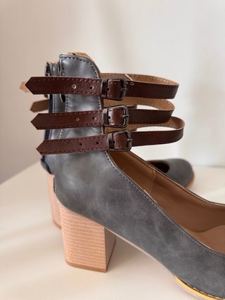 Zapatos de tacón con tiras