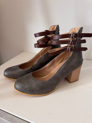 Zapatos de tacón con tiras