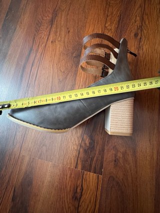 Zapatos de tacón con tiras