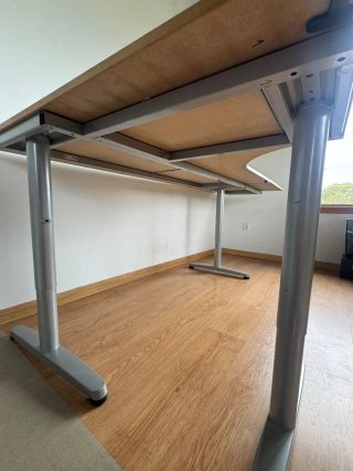 Mesa de oficina madera y metal en perfecto estado