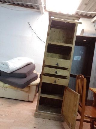 Mueble de madera con cajones y puerta