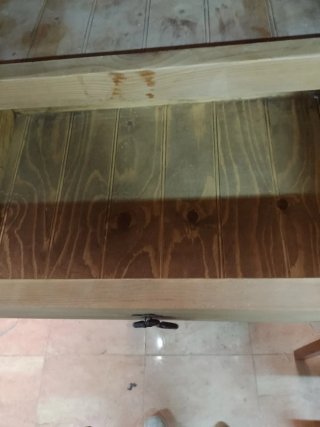 Mueble de madera con cajones y puerta